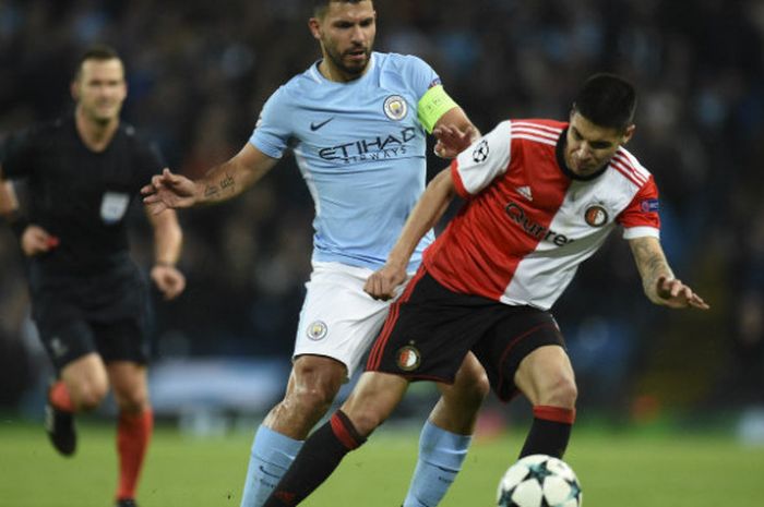 Aksi striker Manchester City, Sergio Aguero, dalam laga kontra Feyenoord di Etihad Stadium, Selasa (21/11/2017)