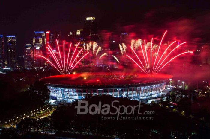      Salah satu momen kemeriahan acara Opening Ceremony Asian Games 2018 saat kembang api mewarnai Stadion Utama Gelora Bung Karno, Jakarta, Sabtu (18/8/2018).     