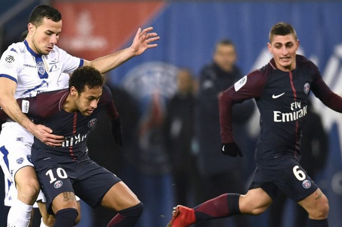 Striker Paris Saint-Germain, Neymar (tengah), berduel dengan gelandang Troyes, Karim Azmoum, dalam laga Liga Prancis di Stadion Parc des Princes, Paris, pada 29 November 2017.