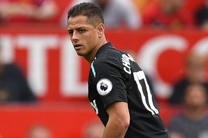 Aksi Javier Hernandez dalam partai Manchester United kontra West Ham United di Old Trafford, Manchester, 13 Agustus 2017.