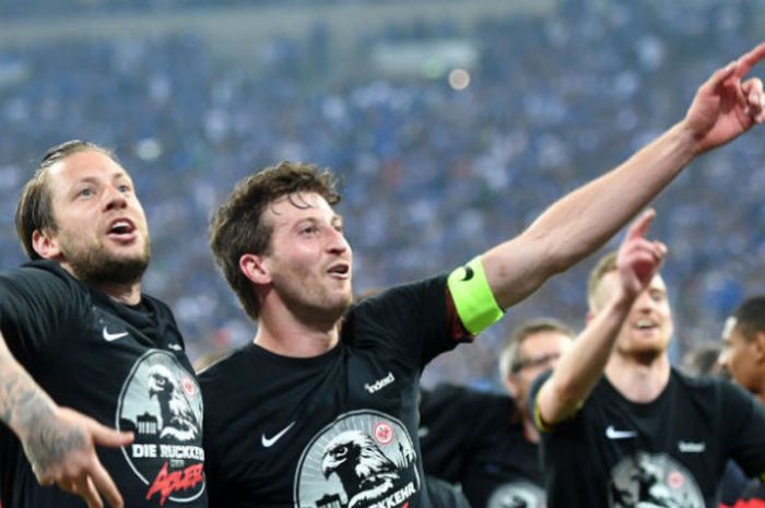 Pemain Eintracht Frankfurt merayakan kemenangan atas Schalke 04 pada laga semifinal DFB Pokal di Stadion Veltins Arena, Gelsenkirchen, Jerman, Kamis (19/4/2018) dini hari WIB.