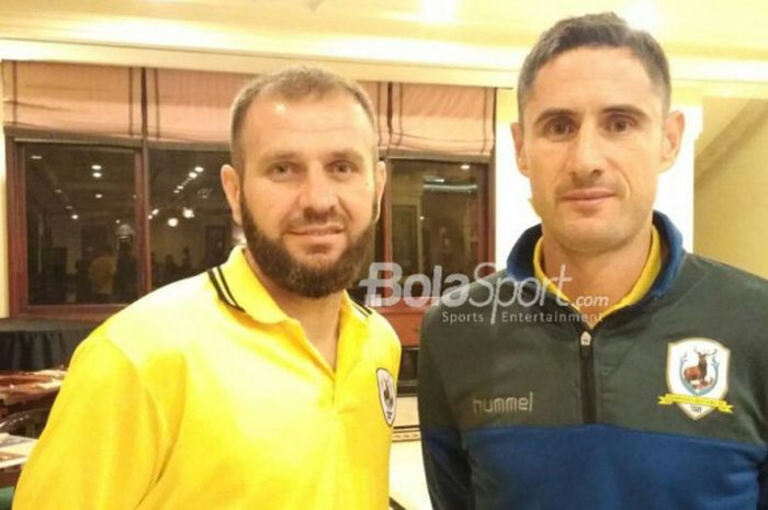 Duo Tampines Rovers yakni Fahrudin Mustafic (kiri) dan Daniel Bennett (kanan) di Hotel Sultan, Jakarta, Selasa (27/2/2018).