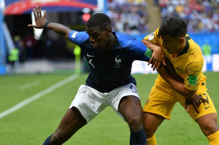   Pemain Timnas Australia, Daniel Arzani (kanan), berduel dengan gelandang Prancis, Paul Pogba, dalam laga Grup C Piala Dunia 2018 di Kazan Arena, 16 Juni 2018.  