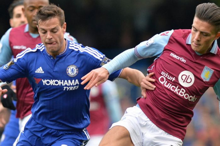 Gelandang Aston Villa, Jack Grealish (kanan), saat berduel dengan pemain Chelsea, Cesar Azpilicueta, dalam pertandingan Liga Inggris 2015-2016 di Stadion Stamford Bridge, London, Inggris, pada 17 Oktober 2015.