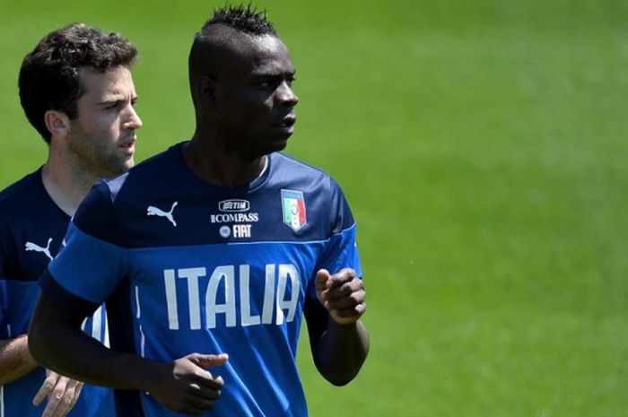 Mario Balotelli (depan) saat menjalani sesi latihan timnas Italia di Coverciano, Florence, 20 Mei 2014.