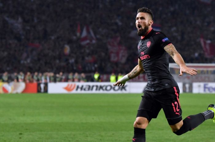 Striker Arsenal, Olivier Giroud, merayakan gol yang dia cetak ke gawang Crvena Zvezda dalam laga Grup H Liga Europa di Stadion Rajko Mitic, Belgrade, Serbia, pada 19 Oktober 2017.