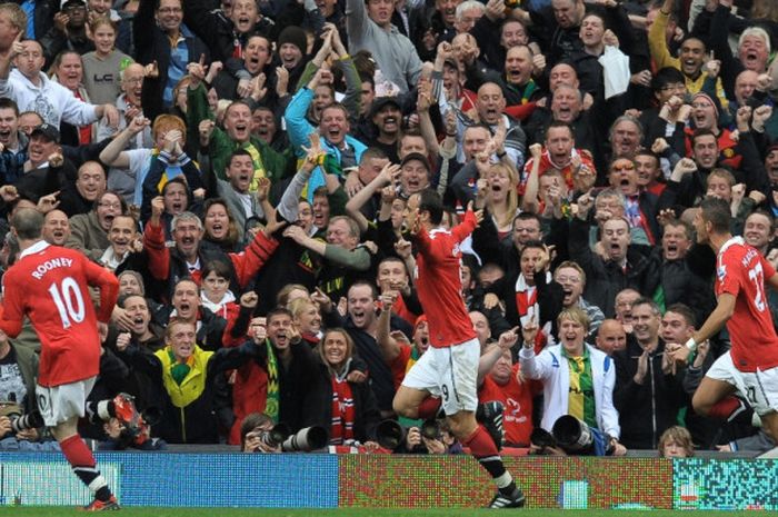 Striker Manchester United, Dimitar Berbatov (tengah), merayakan gol yang dia cetak ke gawang Liverpool FC dalam laga Liga Inggris di Stadion Old Trafford, Manchester, pada 19 September 2010.