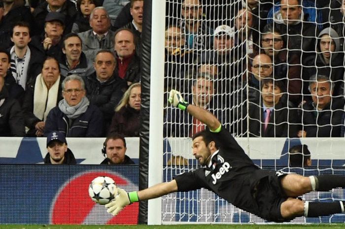 Kiper Juventus, Gianluigi Buffon, beraksi dalam laga leg kedua perempat final Liga Champions kontra Real Madrid di Stadion Santiago Bernabeu, Madrid, Spanyol pada 11 April 2018.