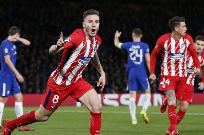 Gelandang Atletico Madrid, Saul Niguez, merayakan gol yang dia cetak ke gawang Chelsea dalam laga Grup C Liga Champions di Stadion Stamford Bridge, London, Inggris, pada 5 Desember 2017.