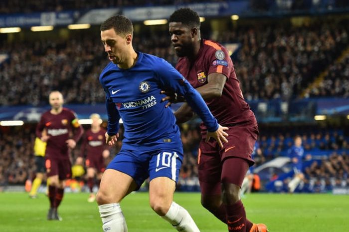  Gelandang Chelsea, Eden Hazard (kiri), berduel dengan bek FC Barcelona, Samuel Umtiti, dalam laga leg pertama babak 16 besar Liga Champions di Stadion Stamford Bridge, London, Inggris, pada 20 Februari 2018. 