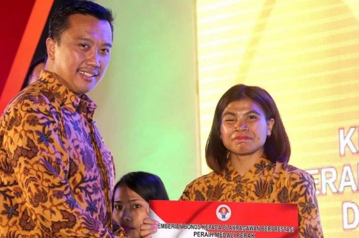 Atlet angkat besi Indonesia yang meraih medali perak Olimpiade Rio de Janeiro, Sri Wahyuni Agustiani, menerima bonus dari Menteri Pemuda dan Olahraga Republik Indonesia di Gedung Olahraga POPKI PPPON Cibubur, Jakarta Timur, Rabu (2/11/2016).