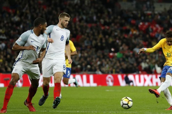 Striker Brasil, Neymar (kanan), melepaskan tembakan dalam laga persahabatan kontra Inggris di Stadion Wembley, London, pada 14 November 2017.