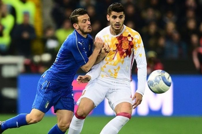 Penyerang Spanyol, Alvaro Morata (kanan), berduel dengan gelandang sayap Italia, Alessandro Florenzi, dalam laga persahabatan di Stadion Friuli, Udine, Kamis (24/3/2016) waktu setempat atau Jumat dini hari WIB.