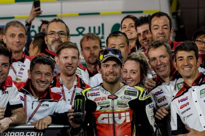 Pebalap LCR Honda, Cal Crutchlow, merayakan keberhasilannya seusai finis di posisi keempat pada seri balap GP Qatar di Sirkuit Losail, Qatar, pada 18 Maret 2018.