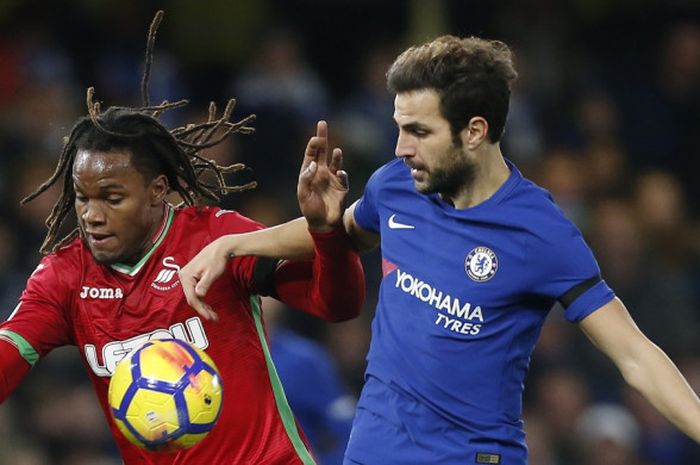 Pemain Swansea City, Renato Sanches (kiri), berduel dengan gelandang Chelsea, Cesc Fabregas, dalam laga Liga Inggris di Stadion Stamford Bridge, London, pada 29 November 2017.