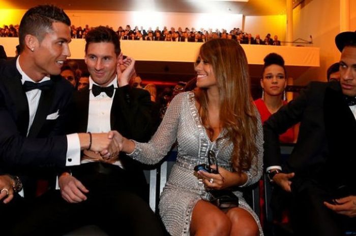 Cristiano Ronaldo, Lionel Messi, Antonella Roccuzzo dan Neymar dalam ajang penghargaan Ballon d'Or 2016.