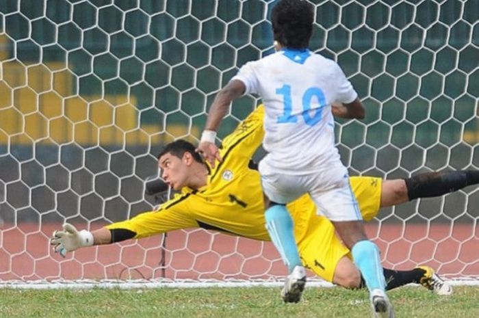 Kiper timnas Filipina, Neil Etheridge, menggagalkan peluang emas pemain Sri Lanka saat kedua negara bertemu di Colombo, Filipina, pada 29 Juni 2011 dalam ajang kualifikasi Piala Dunia 2014.