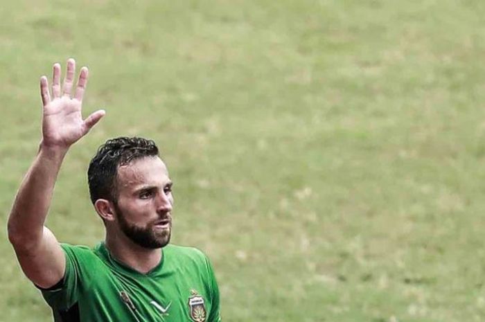 Lambaian tangan striker Bhayangkara FC, Ilija Spasojevic saat timnya menjamu Borneo FC di Stadion Patriot, Kota Bekasi. 