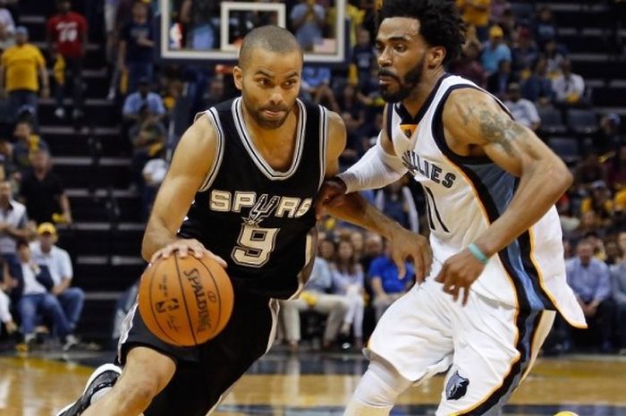 Point guard San Antonio Spurs, Tony Parker (jersey hitam, #9), berupaya melewati pemain Memphis Grizzlies, Mike Conley (#11), pada laga gim keenam babak kesatu play-off NBA Wilayah Barat di FedEx Forum, Memphis, Tennessee, Kamis (27/4/2017) malam waktu setempat. Spurs menang dengan skor 103-96.