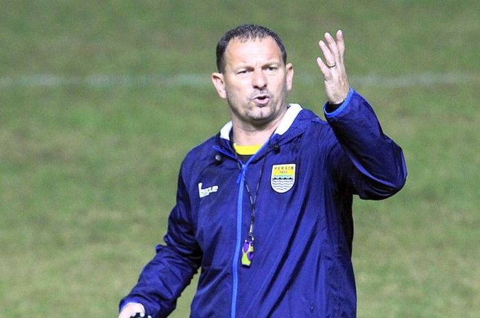 Pelatih Dejan Antonic saat masih menangani Persib awal tahun ini.