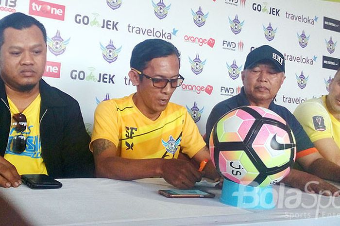 Manajer baru Persegres, H. Mulyadi (kiri) Media Officer, Sahlul Fahmi, pelatih Hanafi dan Sasa Zacevic saat memberikan keterangan pada awak media, Minggu (3/8/2017) di Stadion Petrokimia Gresik.