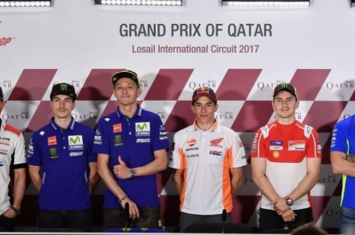 Dari kiri ke kanan, Cal Crutchlow (Inggris/LCR Honda), Maverick Vinales (Spanyol/Movistar Yamaha), Valentino Rossi (Italia/Movistar Yamaha), Marc Marquez (Spanyol/Repsol Honda), Jorge Lorenzo (Spanyol/Ducati Team), dan Andrea Iannone (Italia/Suzuki Ecstar) berpose setelah menjalani konferensi pers jelang GP Qatar di Sirkuit Internasional Losail, Rabu (22/3/2017).