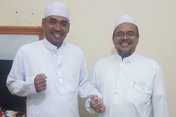 Eks pemain Persib Bandung dan Persija Jakarta, Salim Alaydrus (kiri), berpose bersama imam besar Front Pembela Islam (FPI), Rizieq Shihab (kanan), dalam unggahan terbarunya, Jumat (24/11/2017).