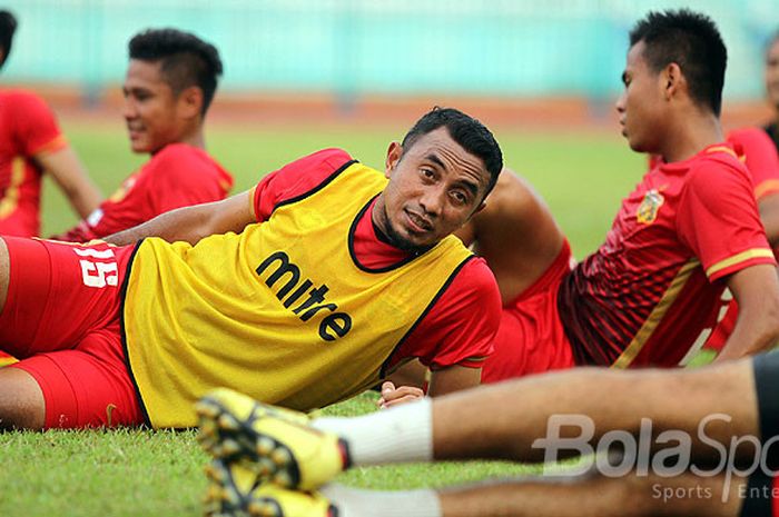 Gelandang Bhayangkara FC, Firman Utina, saat berlatih menjelang laga Cilacap Cup di di Stadion Wijaya Kusuma Cilacap, Jawa Tengah, Kamis (23/03/2017).