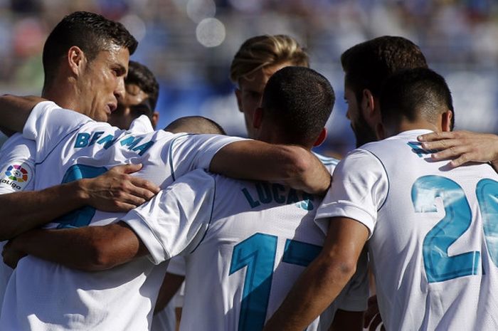 Para pemain Real Madrid merayakan gol ke gawang Getafe pada partai Liga Spanyol di Stadion Coliseum Alfonso Perez, Sabtu (14/10/2017).