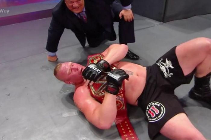 Brock Lesnar berhasil mempertahankan sabuk Universal Champion pada ajang SummerSlam yang diadakan pada Minggu (20/8/2017) waktu Brooklyn.