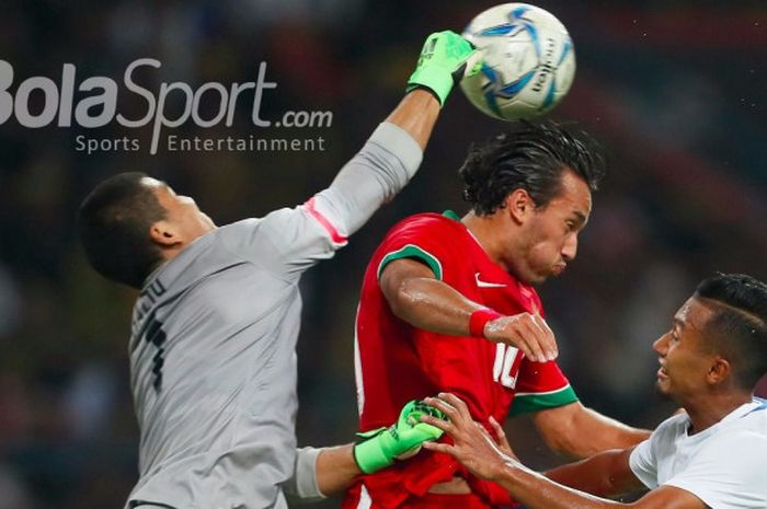   Penyerang timnas U-22 Indonesia, Ezra Walian (tengah) mencoba memenangi duel bola udara kontra kip