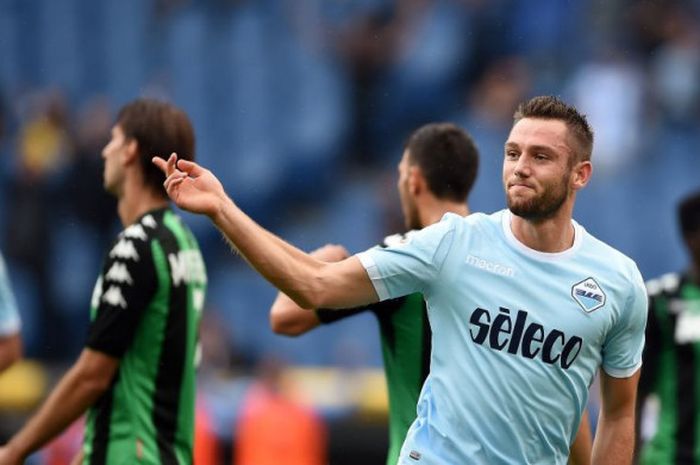 Bek Lazio, Stefan de Vrij, merayakan gol ke gawang Sassuolo pada ajang Liga Italia di Stadio Olimpico, Roma, 1 Oktober 2017.