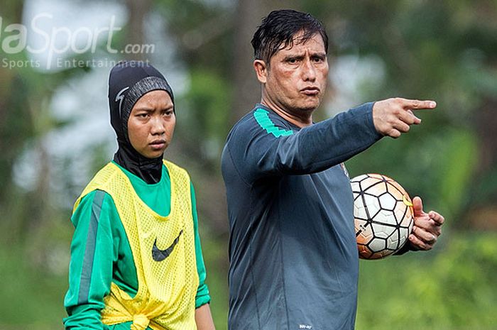 Asisten pelatih timnas putri Indonesia, Benny Van Breukelen, memberi arahan dalam sesi latihan di Na