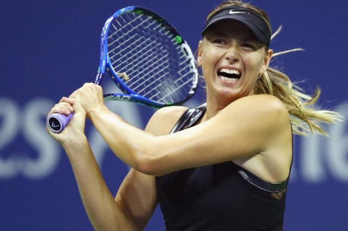 Maria Sharapova saat bertanding melawan Simona Halep di putaran pertama US Open, Senin (28/8/2017).