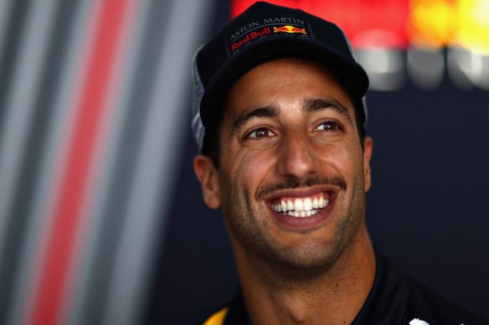 Daniel Ricciardo (Red Bull Racing) saat bersiap mengikuti sesi kualifkiasi F1 GP Meksiko 2018 yang d