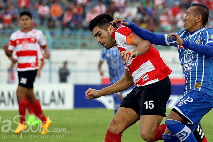 Bek Madura United, Fabiano Beltrame, berduel dengan penyerang Persiba Balikapapan, Siswanto, dalam laga pekan ke-15 Liga 1 di Stadion Gelora Bangkalan, Jawa Timur, (17/07/2017).