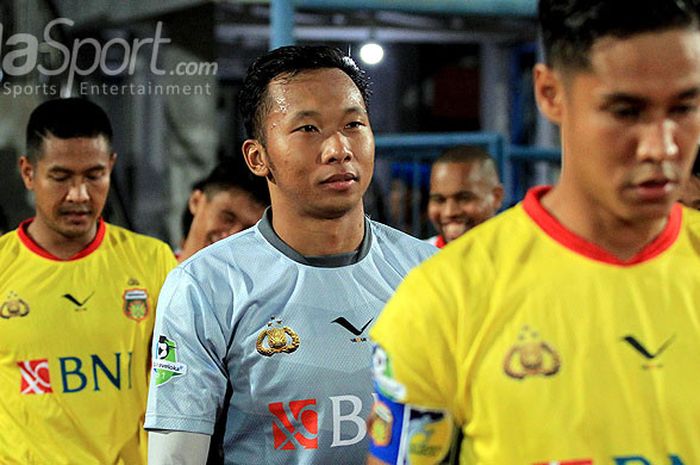 Kiper Bhayangkara FC, Awan Setho Raharjo, memasuki lapangan menjelang dimulainya laga pekan ke-33 Liga 1 melawan Madura United di Stadion Gelora Bangkalan, Jawa Timur, (08/11/2017).