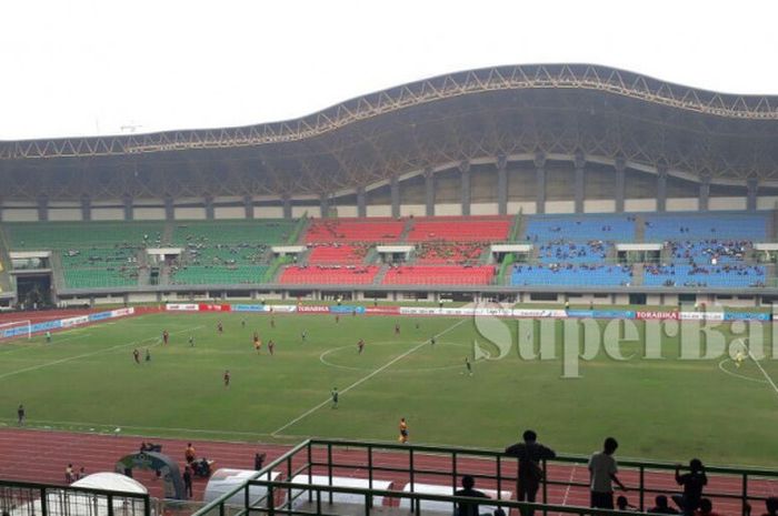 Suasana pertandingan antara PS TNI Vs Persipura Jayapura, pada lanjutan Liga 1 pekan ke-33 di Stadion Patriot Chandrabhaga, Bekasi, Sabtu (4/11/2017).