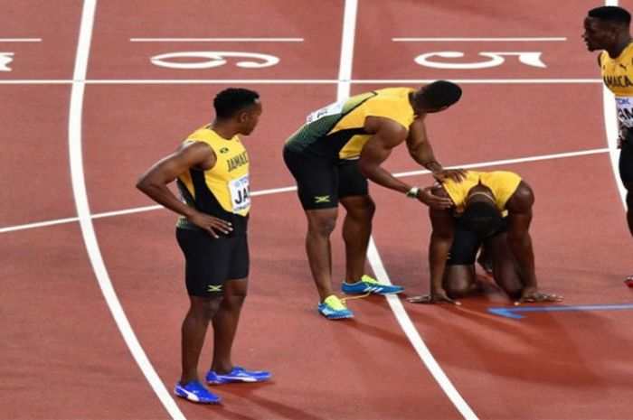 Usain Bolt (tiga dari kanan) dihibur rekan-rekannya usai gagal menyelesaikan lomba final estafet 4x100 meter di kejuaraan Dunia atletik pada Sabtu (12/8/2017).