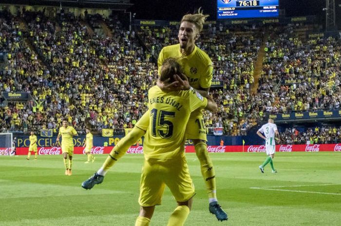 Striker Villarreal CF, Enes Unal, merayakan gol yang dia cetak ke gawang Real Betis dalam laga Liga Spanyol di Stadion La Ceramica, Villarreal, Senin (11/9/2017) dini hari WIB.