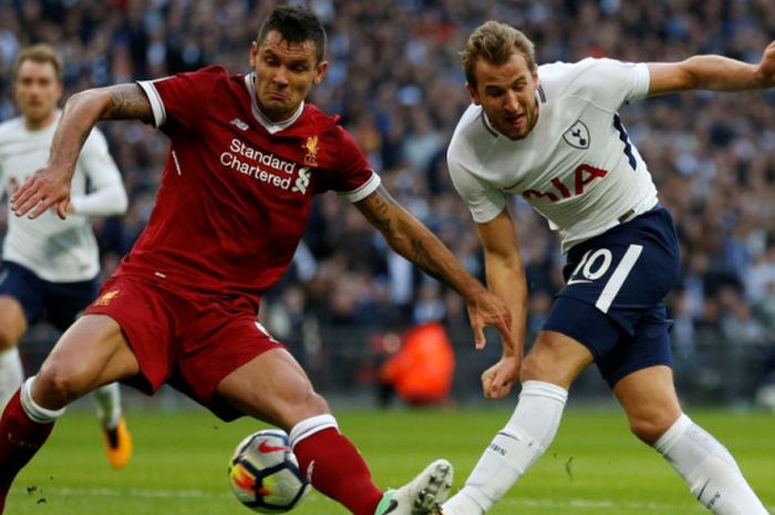 Harry Kane (kanan) melepaskan tembakan melewati Dejan Lovren dalam partai Liga Inggris antara Tottenham Hotspur dan Liverpool di Wembley, London, 22 Oktober 2017.