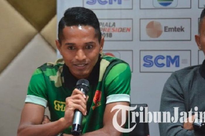  Bek PS TNI, Abduh Lestaluhu, dalam konferensi pers jelang laga kontra Persebaya Surabaya di penyisihan Grup Piala Presiden 2018, Rabu (17/1/2018) 