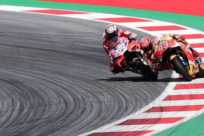  Duel antara Marc Marquez dan Andrea Dovizioso di tikungan terakhir Sirkuit Red Bull Ring, Minggu (13/8/2017). 