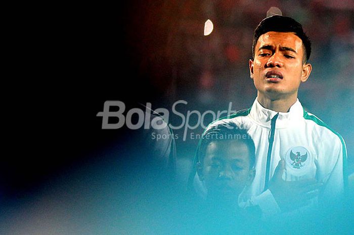 Gelandang timnas U-16 Indonesia, Brylian Negietha Aldama, menyanyikan lagu kebangsaan Indonesia Raya