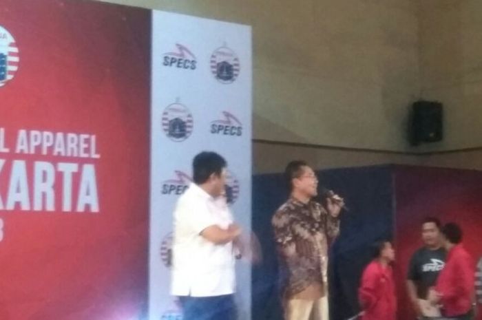 Dirut PPK Gelora Bung Karno, Winarto (kanan), memastikan Persija Jakarta bisa gunakan SUGBK, dalam sambutan di sesi launching tim dan jersey anyar Macan Kemayoran di Sringhills, Jakarta, Jumat (2/2/2018).