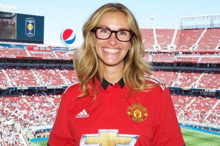 Julia Roberts Mengenakan Jersey Manchester United pada International Champions Cup di Levi's Stadium, Santa Clara, California, Amerika Serikat, Senin (24/7/2017)