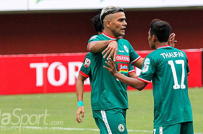  Penyerang PSS Sleman, Cristian Gonzales, merayakan gol bersama Thaufan Hidayat saat melawan Mojokerto Putra dalam laga pertandingan Liga 2 di Stadion Maguwoharjo, Sleman, Kamis (26/4/2018). 