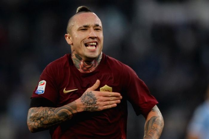 Gelandang AS Roma, Radja Nainggolan, merayakan gol yang dia cetak ke gawang Lazio dalam pertandingan Serie A di Stadion Olimpico, Roma, Italia, pada 4 Desember 2016.