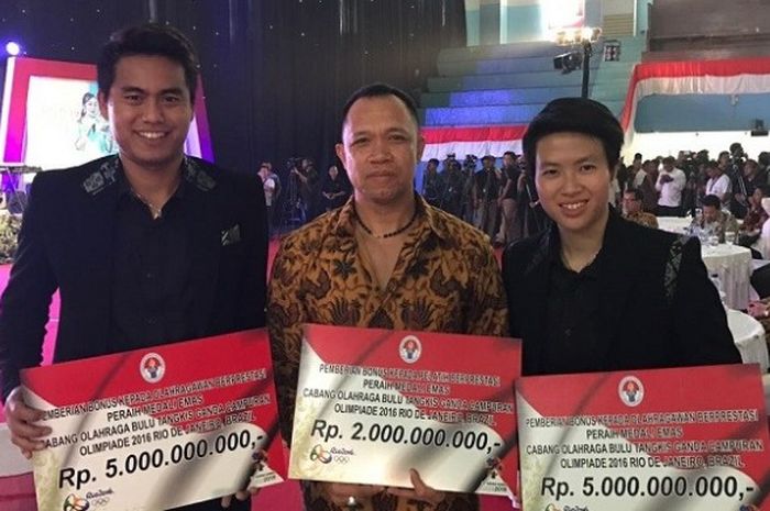 Pasangan ganda campuran nasional, Tontowi Ahmad/Liliyana Natsir, berpose dengan pelatihnya, Richard Mainaky, setelah acara pemberian bonus Olimpiade dan Paralimpiade 2016 di Gedung Popki, Cibubur, Rabu (2/11/2016).