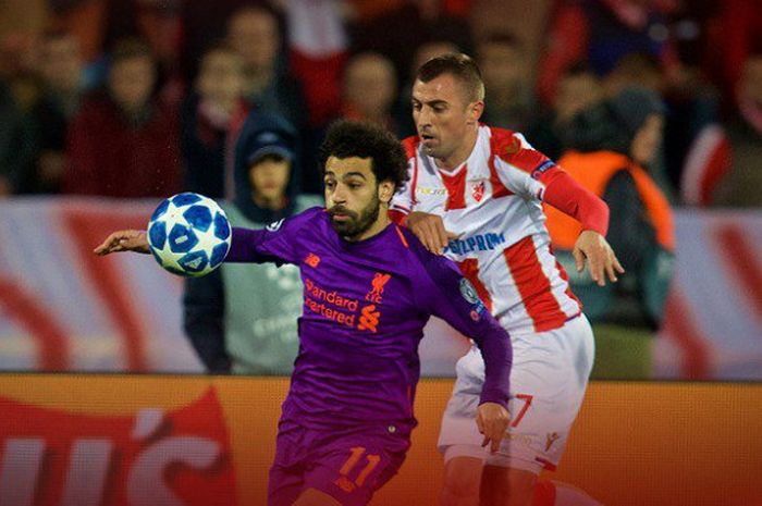 Penyerang Liverpool FC, Mohamed Salah (kiri), beraksi dalam laga Grup C Liga Champions melawan Crvena Zvezda di Stadion Rajko Mitic, Belgrade pada 6 November 2018.